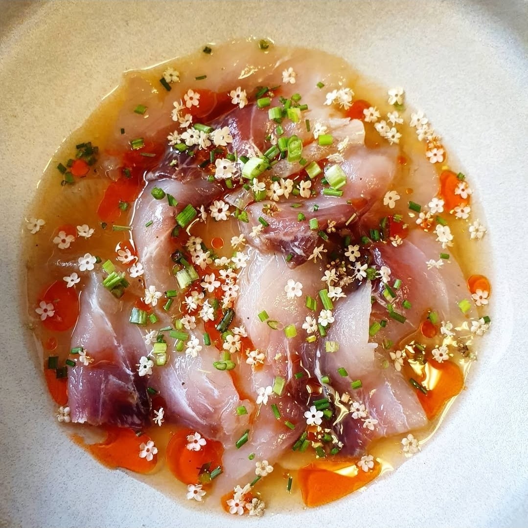 Ret med fisk og blomster